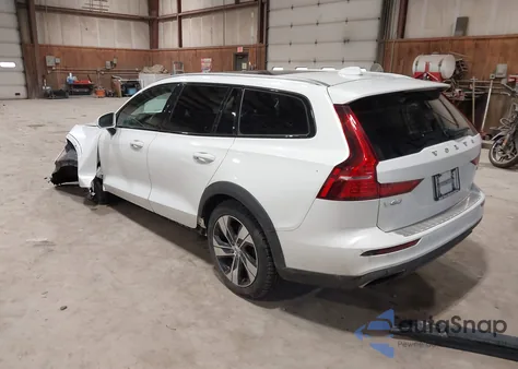 2020 Volvo V60 Cross Country T5 z USA, uszkodzony, nr VIN YV4102WK9L1043983